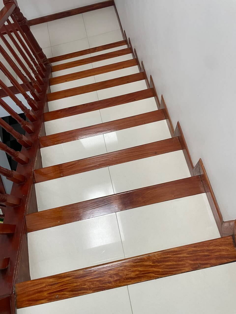 Escalera forrada en madera con narices a juego