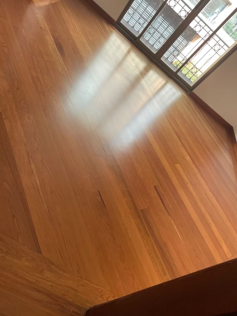 Piso de madera recién pulido, brillante